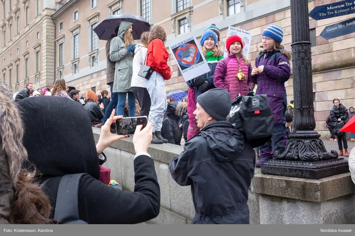 Klimatstrejk, skolstrejk. Skolungdomar tågar från Sergels torg till Mynttorget. Den globala ungdomsledda rörelsen Fridays for future och dess grundare Greta Thunberg är på plats.
