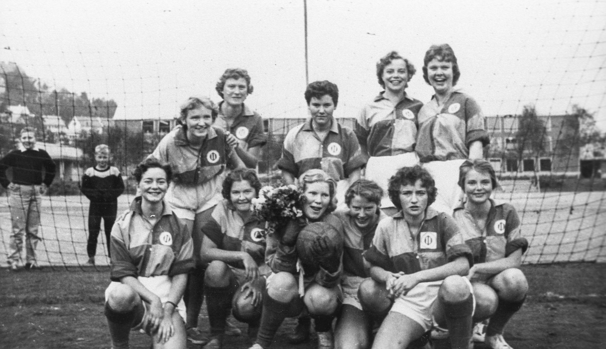 Fotballag, damer, under Røde Kors veka i september 1959.