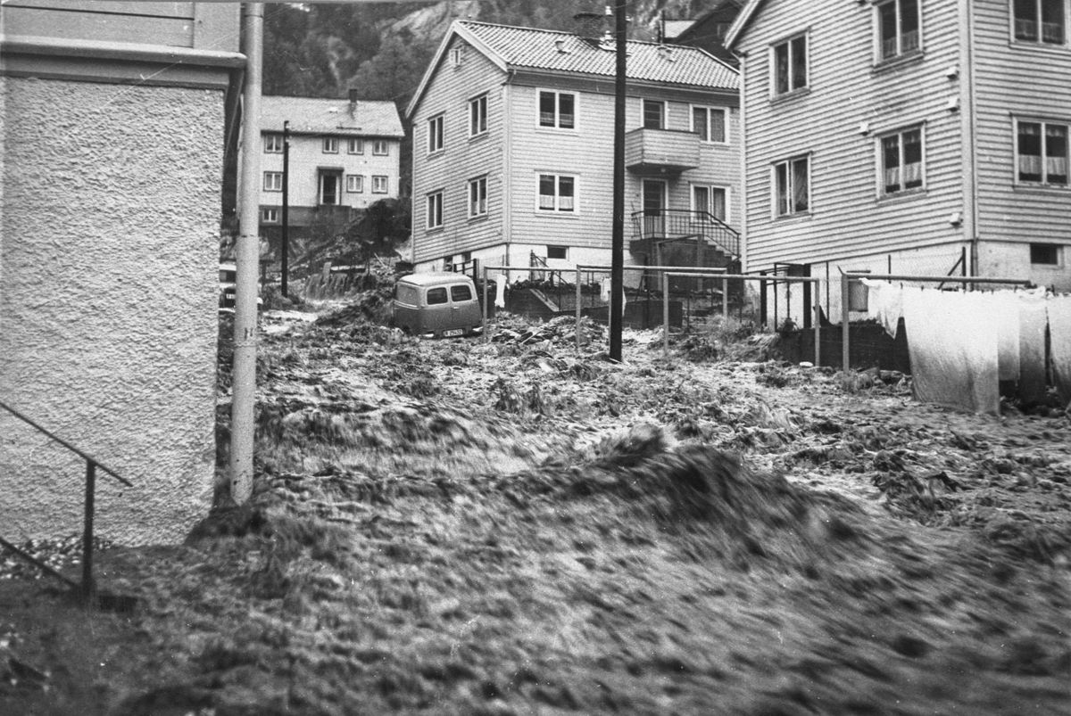 Vatnet fossar ned Tjoadalen under flaumen i 1962.