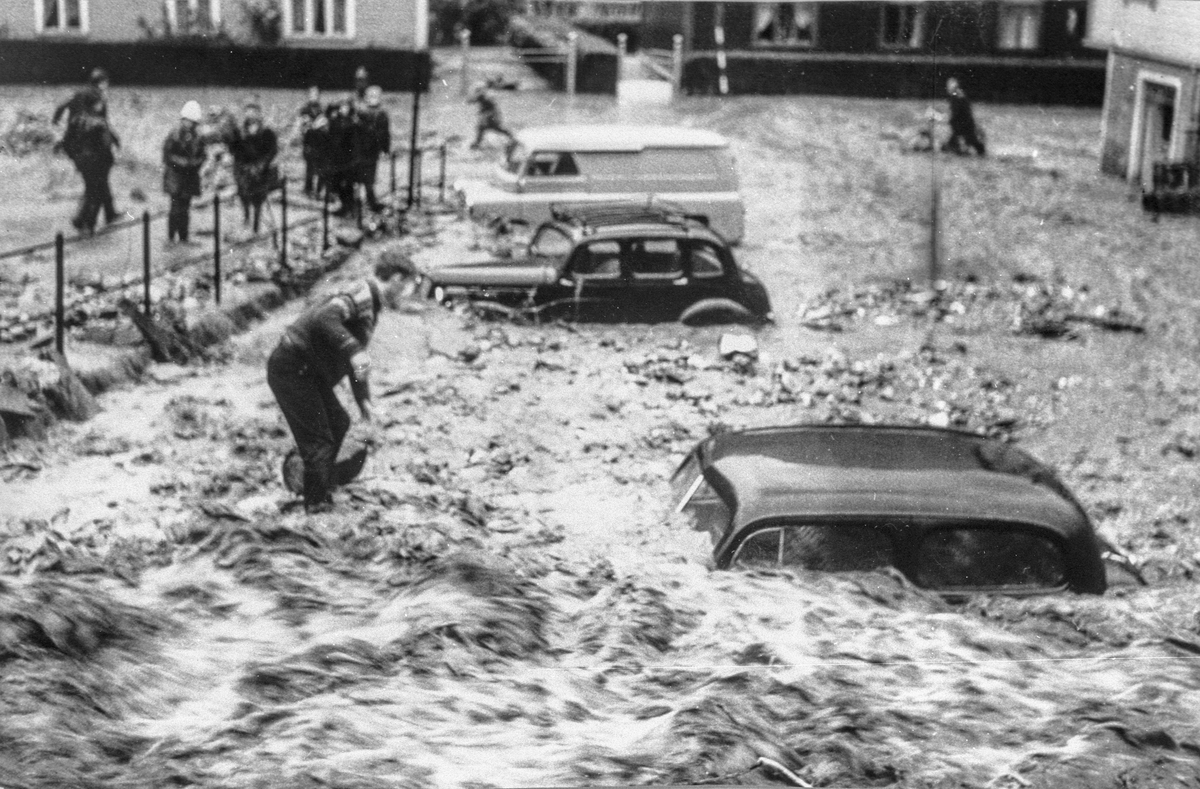 Vatnet fossar ned Tjoadalen mot Nyland etter flaumen i 1962.