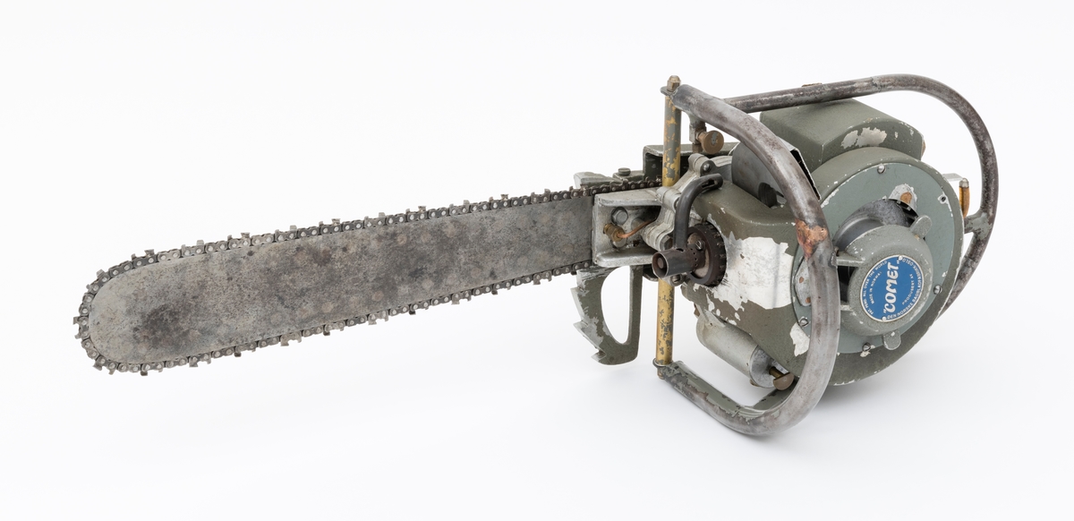 Slitt lakk. Rust på sverd. Semidieselmotor med glødehode. Oppvarming av tennrør med propan oppbevart i bærebøyle. Drivstoff: oljeblandet bensin, parafin eller solarolje. Vekt: 8, 5 kg. Motor: 4 HK v/4000 omdr. Konstruktør: Rasmus Wiig, Kongsberg.

Det mangler en skrue i dekselet til starthuset.