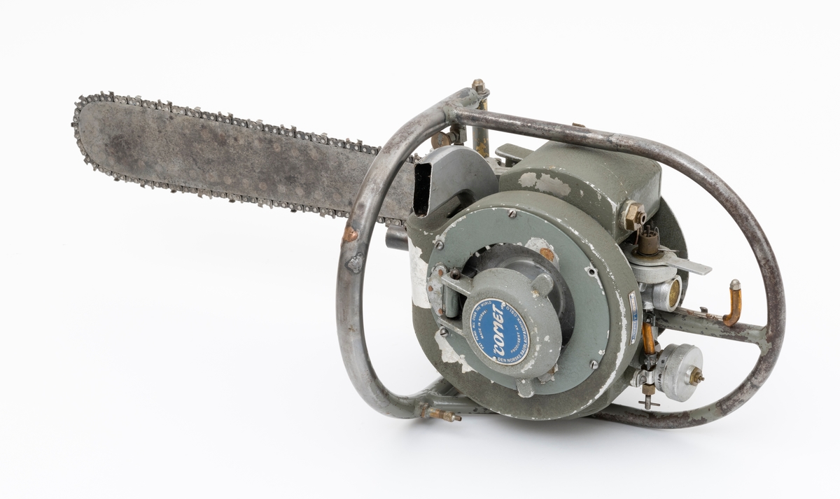 Slitt lakk. Rust på sverd. Semidieselmotor med glødehode. Oppvarming av tennrør med propan oppbevart i bærebøyle. Drivstoff: oljeblandet bensin, parafin eller solarolje. Vekt: 8, 5 kg. Motor: 4 HK v/4000 omdr. Konstruktør: Rasmus Wiig, Kongsberg.

Det mangler en skrue i dekselet til starthuset.