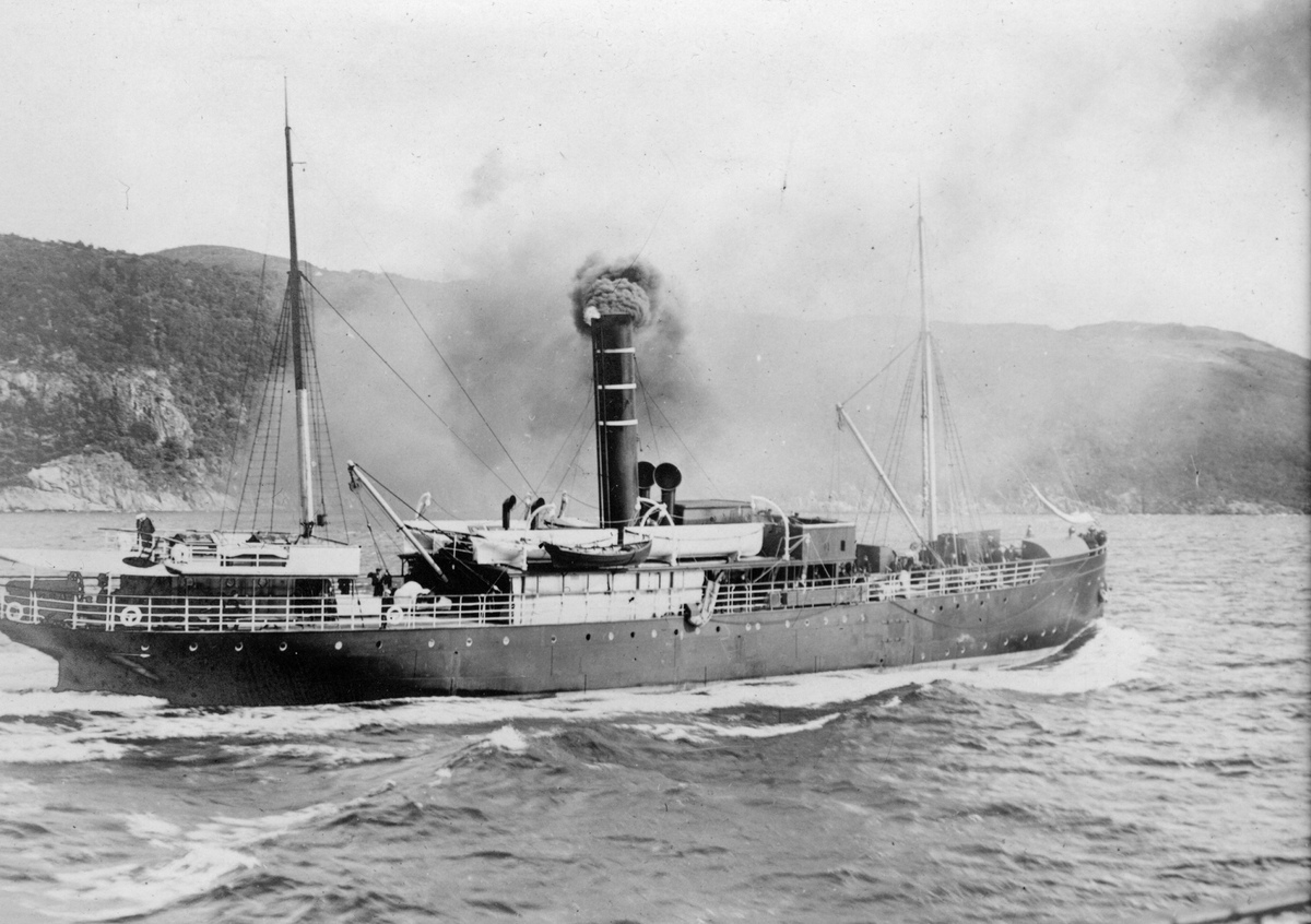 Dampbåten D/S Lyra på fjorden.