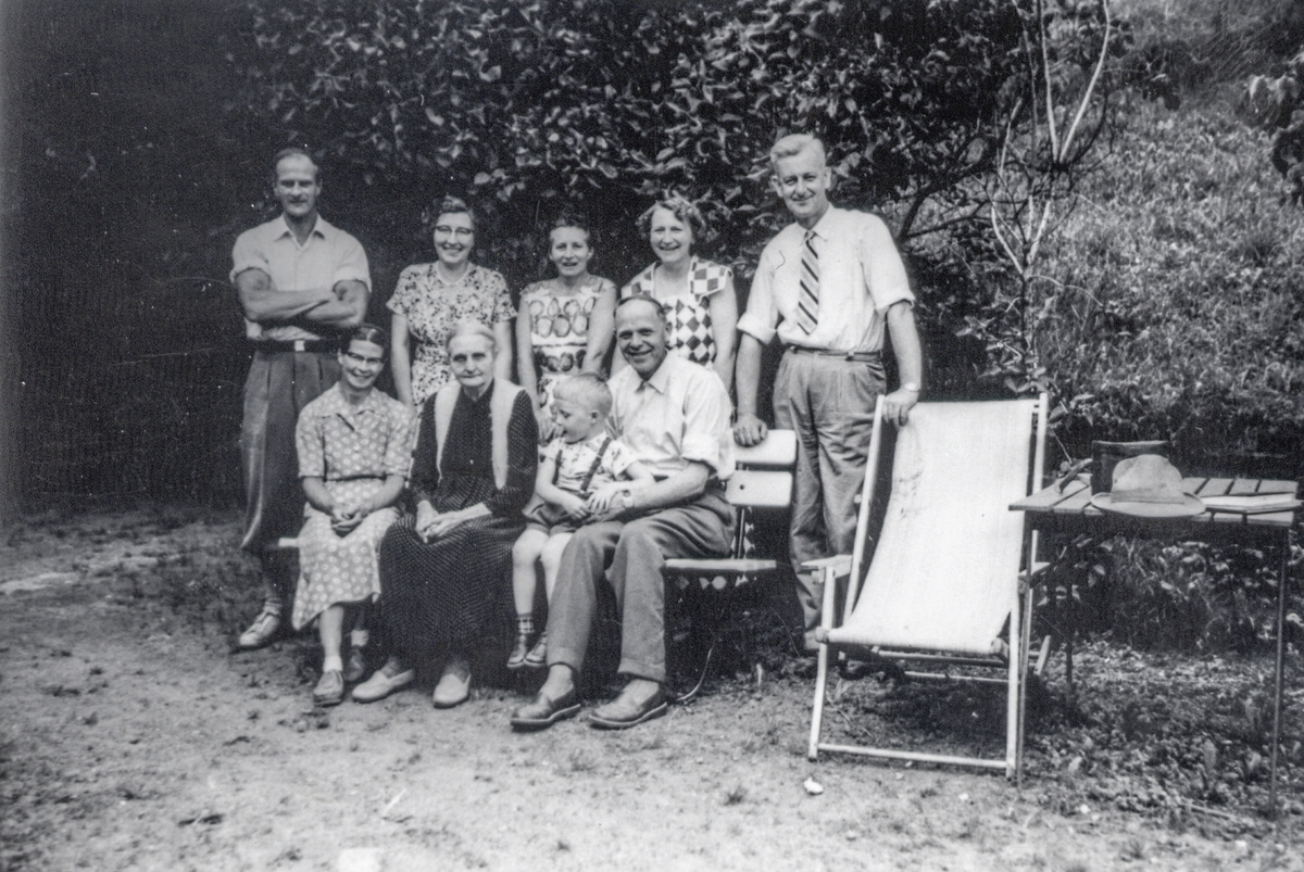  Marta og Johannes Ulvang med familie i Ulvangtunet.