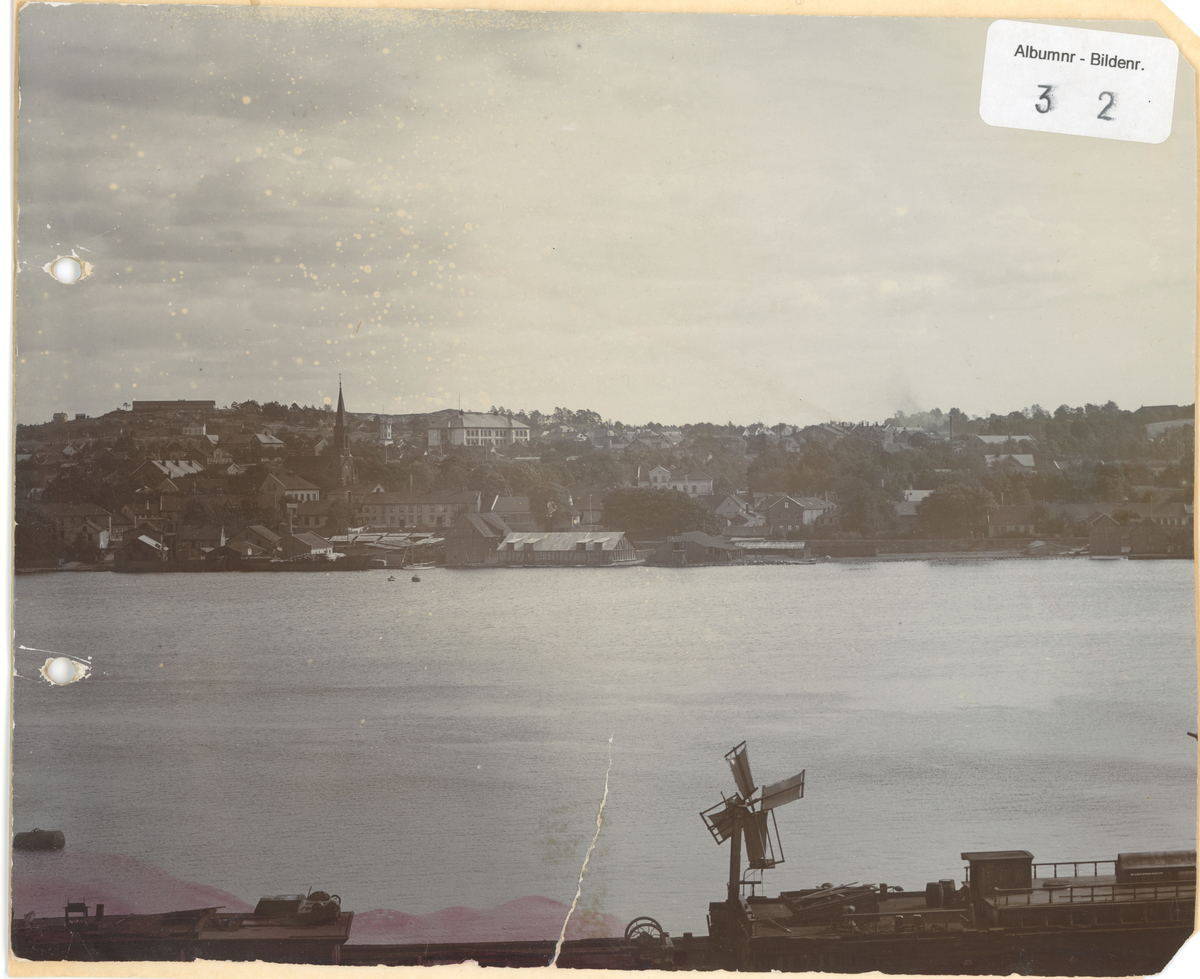 Utsikt fra Jeløy over Mossesundet. Bildeserie.
Fotograf har stått ved gamle Moss Verft.
Detaljer: Kaivirksomhet, Moss kirke, Branntårnet, Folkeskolen, Klommesten, vannbasseng, Storgata.

