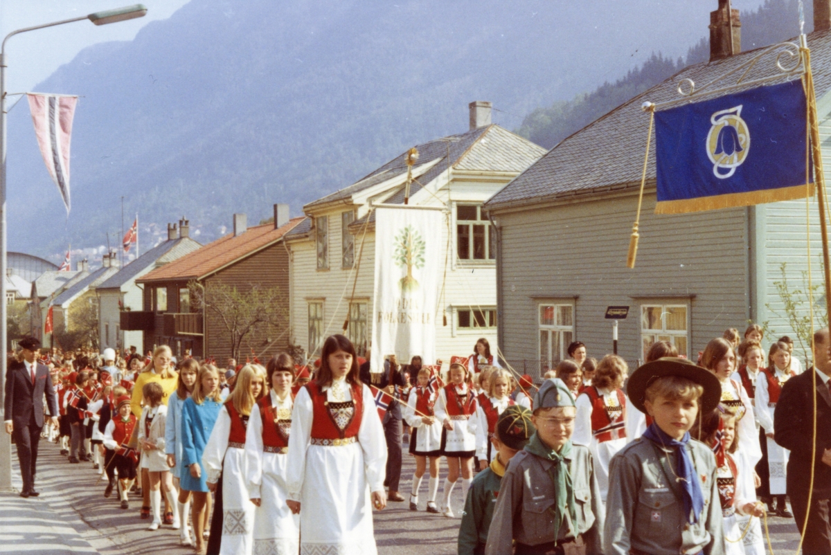 17. mai-tog opp Røldalsvegen i Odda.