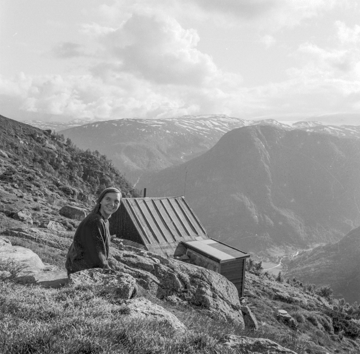 Trude Clausen Moe på Freimsstølen, Jordal/Buerdalen i bakgrunnen. 