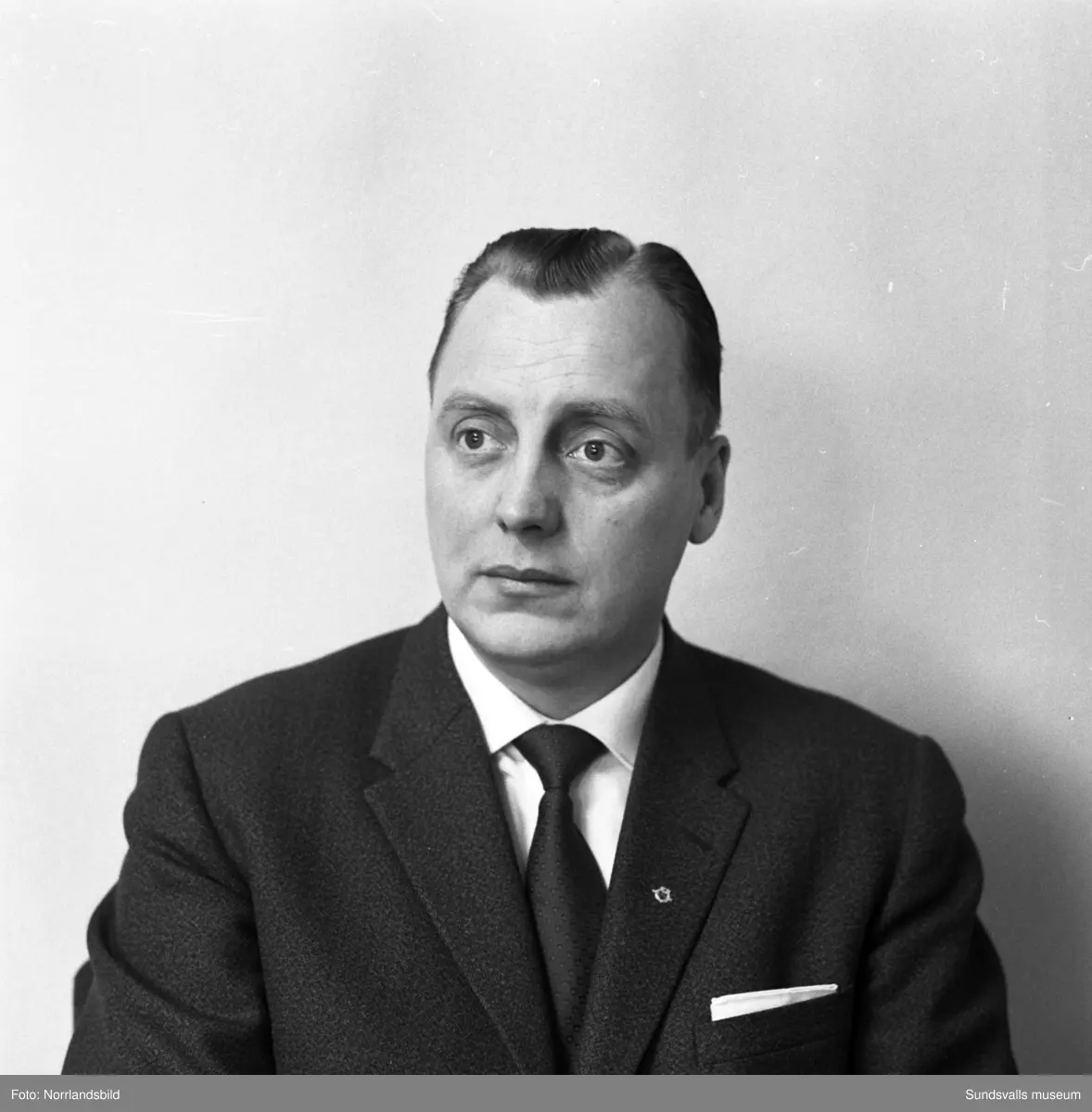 Rönnes, porträttbilder av personal:
1: Lennart Nyberg, inköp och försäljning.
2: Tom Lövenberg, ingenjör.
3: Eyvind Janwald, ingenjör.
4: Bror Eliasson, ingenjör.
5: Gösta Hagström, ingenjör.
6: Erik Sandström, civilingenjör.
7: Henning Åberg, lagerchef.
8: Olof Collman, kamrer.
9: Henning Lilja, kassör.
10: Curt Eriksson, order och prissättning.
11: Stig Karlsson, gruvingenjör.
12: Gösta Pettersson, borrmästare.
13: Gustaf Wiberg, ingenjör.
14: Karl Bylin, disponent.