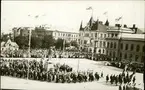 Vykort med motiv över Stora torget och invigningen av Gustav Adolfs staty i Sundsvall.