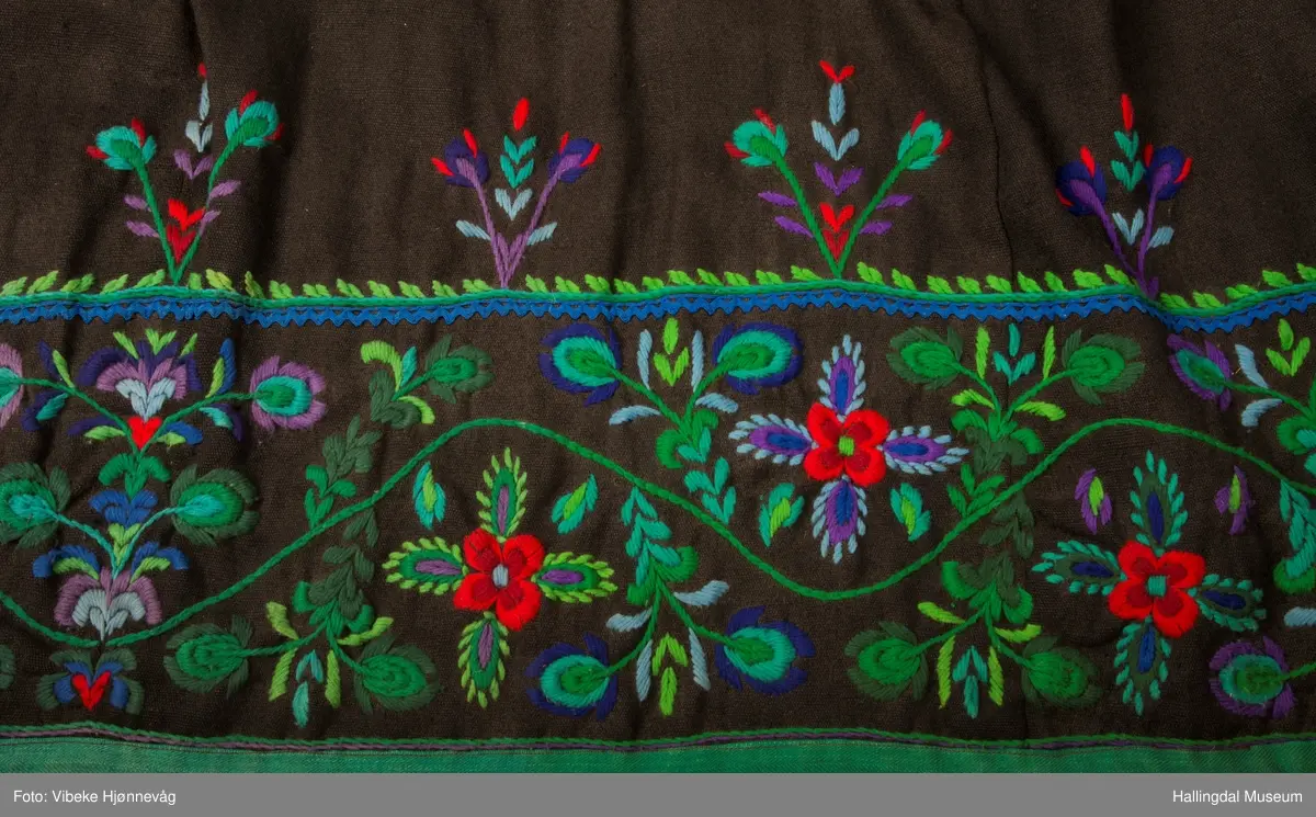 Den broderte borden består av en ranke med 14 blomster.