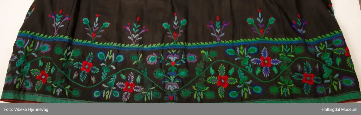 Den broderte borden består av en ranke med 14 blomster.