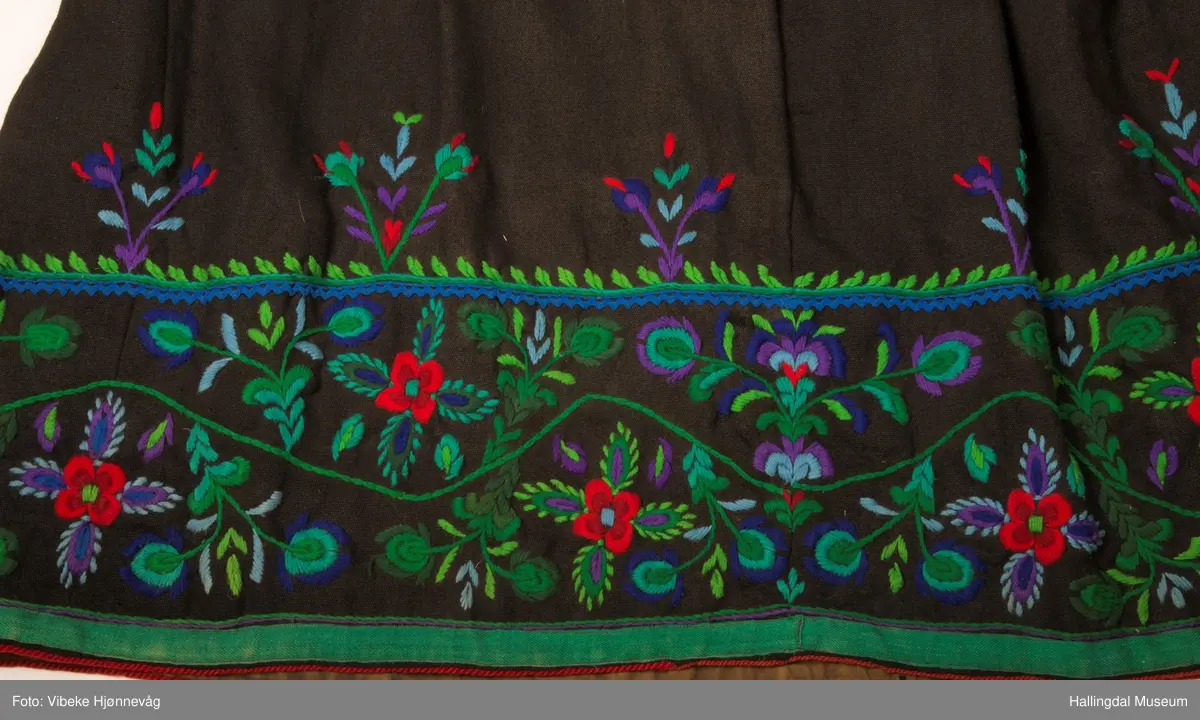 Den broderte borden består av en ranke med 14 blomster.