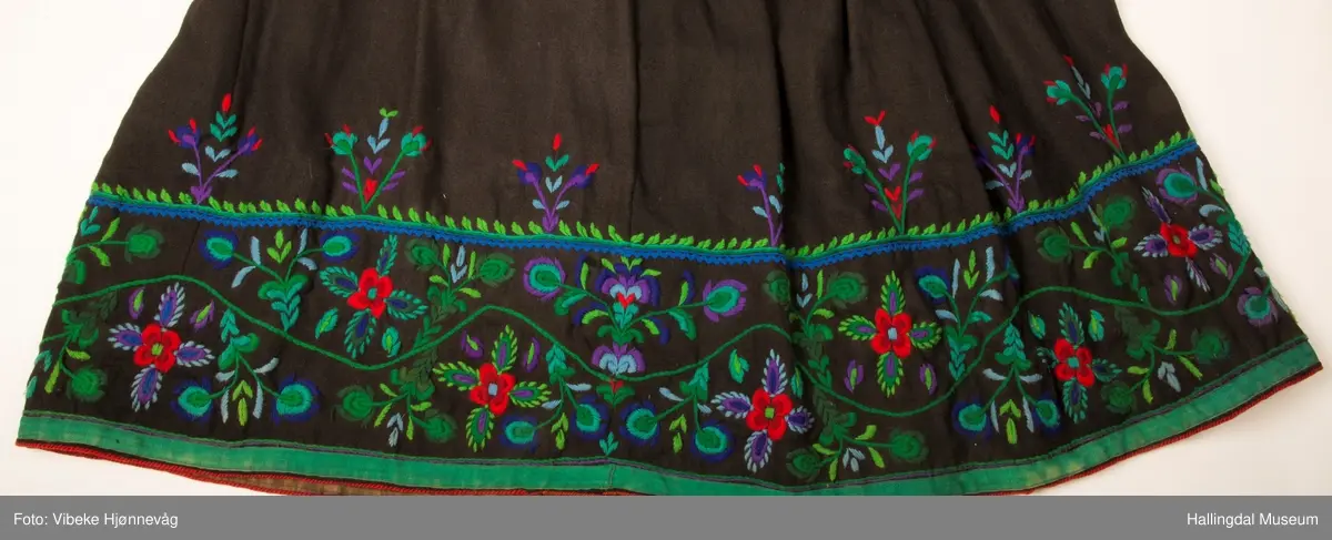Den broderte borden består av en ranke med 14 blomster.