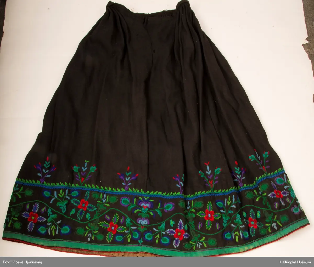 Den broderte borden består av en ranke med 14 blomster.