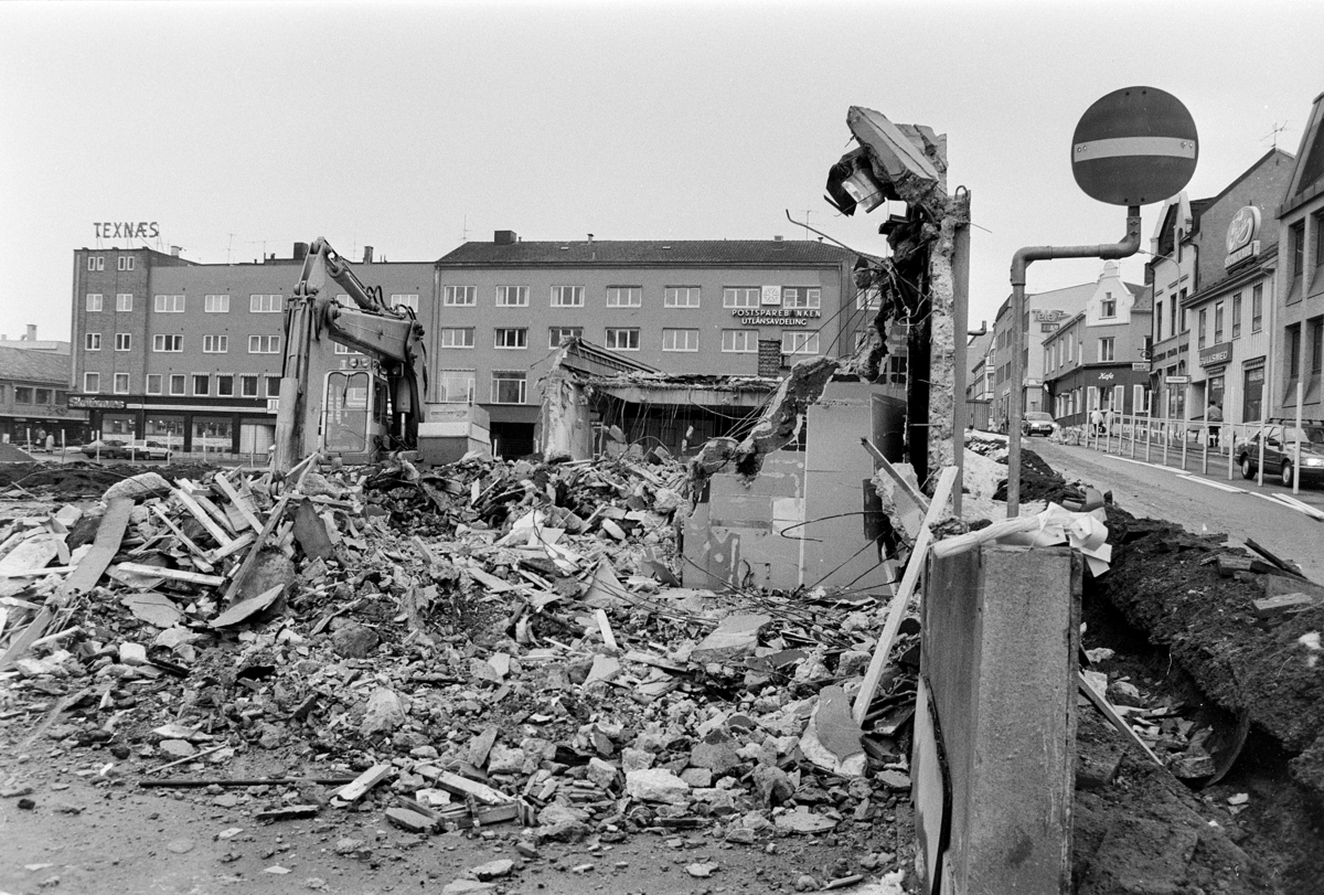 Østre Torg, rutebilstasjonen rives februar 1988. Gravemaskin.