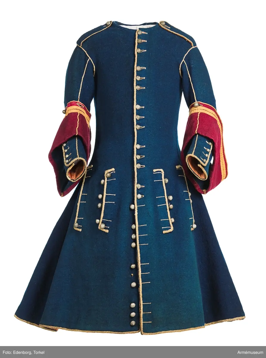 Grupp C I.
Uniformsrock-, Frankrike. Justaucorps, sannolikt 1680-t. Antal knappar i original: Knäppning mitt fram 23 st (ursprungligen 24). Rockens vänstra sida 4 st (urspr 6), den högra sidan 6 st, vänster yttersida 4 st (urspr 6), höger yttersida  3 st (urspr 6). Vänster och höger axel 1 st på var. Vänster och höger ärm 4 st  på var ärm. /AA nov 1986.