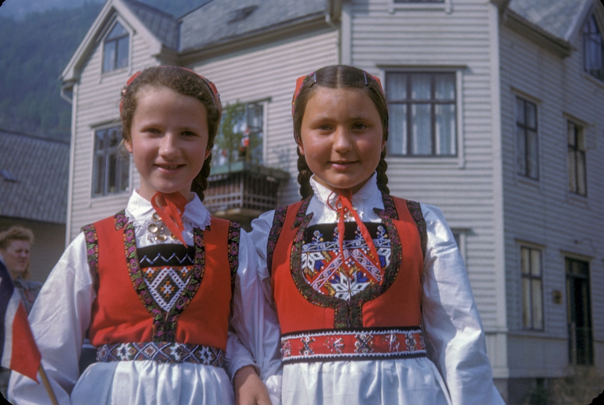 Jenter i Hardangerbunad på 17. mai 1947 i Odda.