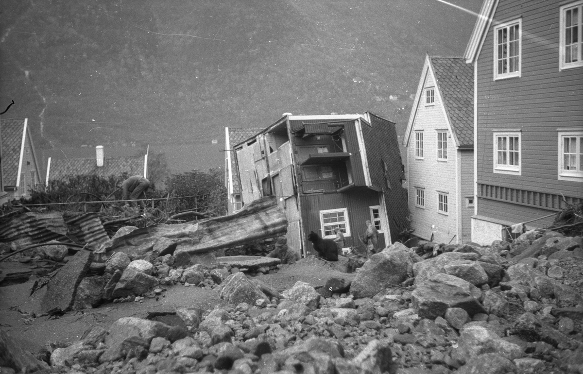 Hus velta av flaumen på Egne Hjem.