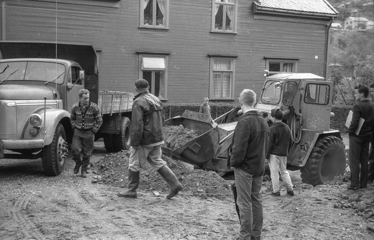 Opprydding i Røldalsv. 73 etter flaumen i 1962.