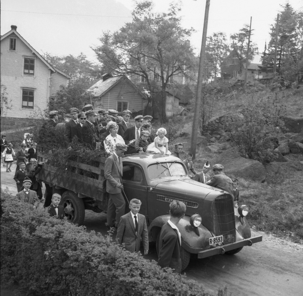 Lastebil som russebil i 17. mai-tog i Jordalsvegen. 

