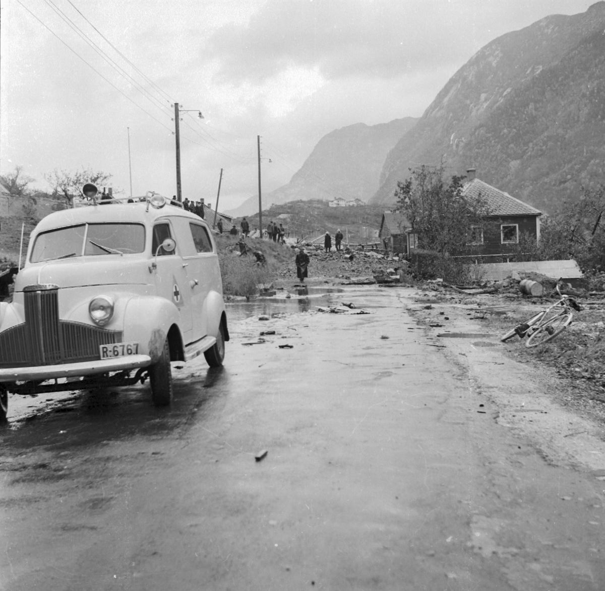 Flaum på Egne Hjem, 18.10.1962. Studebaker ambulanse årsmodell 1946-48 med registreringsnr. R-6767.