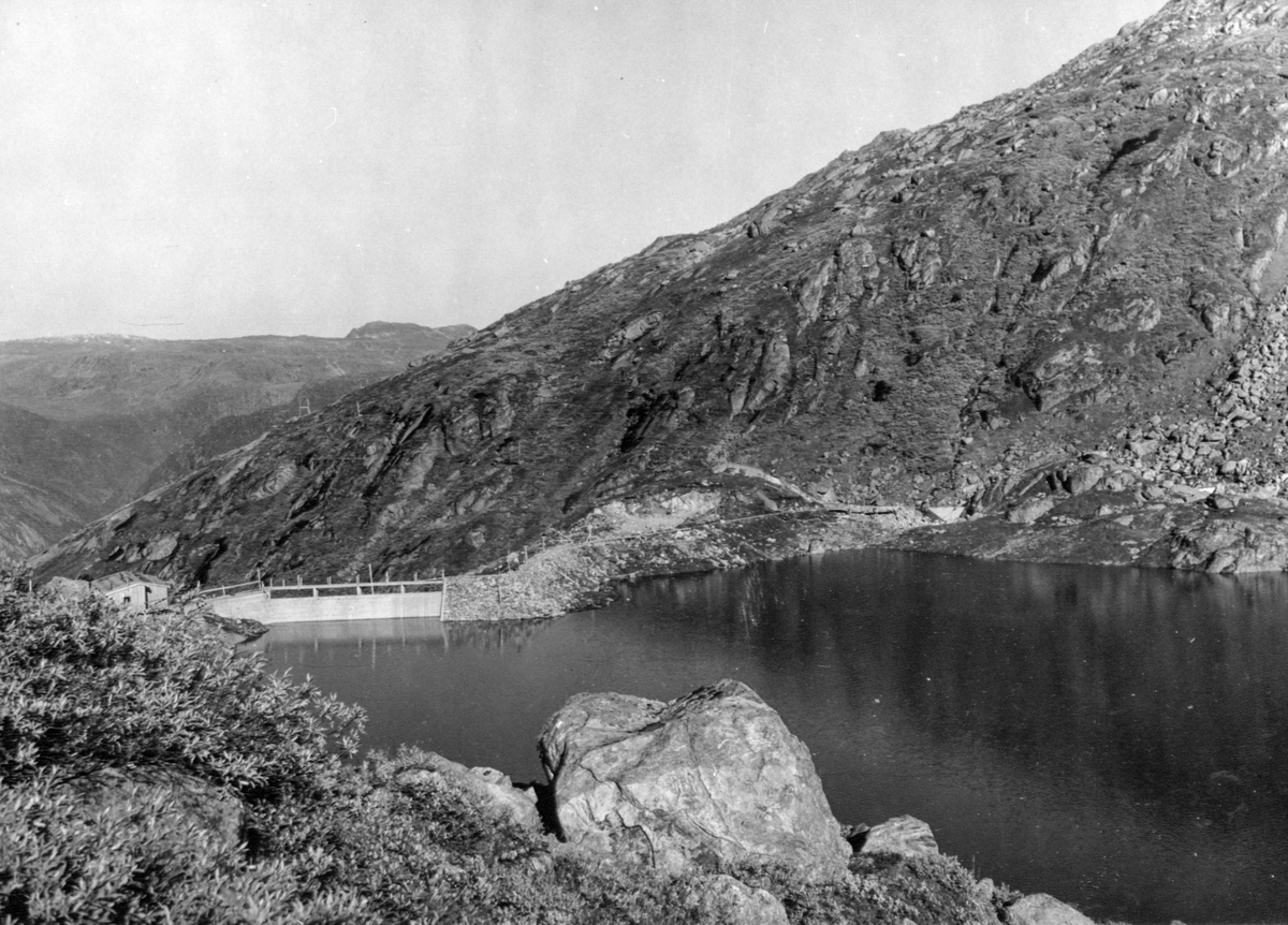 Demning ved Blåvatnet i Støladalen på Tokheimsfjellet.