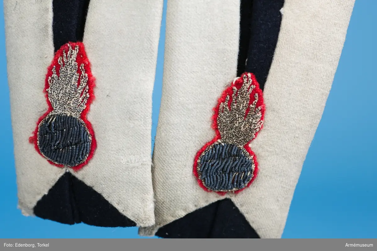 Mörkblå frack med vita detaljer och förgyllda mässingsknappar.

Fracken är sydd av blåsvart fint kläde, med vit, hög krage som i nacken bak går ned i en spets. Uddig guldgalon på kragen och tre knappar av mindre modell än mitt fram. Sidenband på båda axlarna för fastsättning av epåletter. Ärmuppslagen är vita med två guldgaloner på varje med knappar upptill. På bakstycket blindfickor med guldgalon på röd matta; tre stycken med knappar nedanför på frackskörten. Skörten är fodrade med vitt, tunt ylletyg som även använts till uppviken. Två granater som är en symbol för grenadjärerna är broderade  med metalltråd längst ner i skörtens spetsar.
I livet bak sitter två knappar som dekoration. Fram knäpps fracken med 6 stora guldknappar med tre kronor på räfflad botten.
Fracken är konstruerad med fram- och sidstycken i ett. Sidorna går ner och bildar tudelat frackskört bak. Båden har varit fodrad med rött fint ylletyg, troligen en rask. Under konservering har fodret ersatts med rosa sidentyg i sidorna. Ärmarna är fodrade med fint vitt linne, men den nederste delen av ärmen har en infodring av samma röda tyg som i bålen.