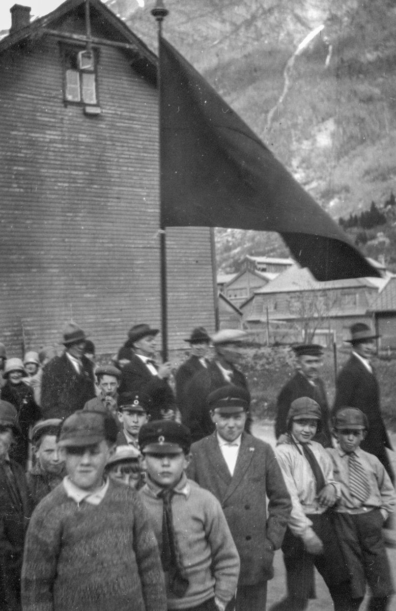 1.mai demonstrasjonstog forbi gamleskulen.