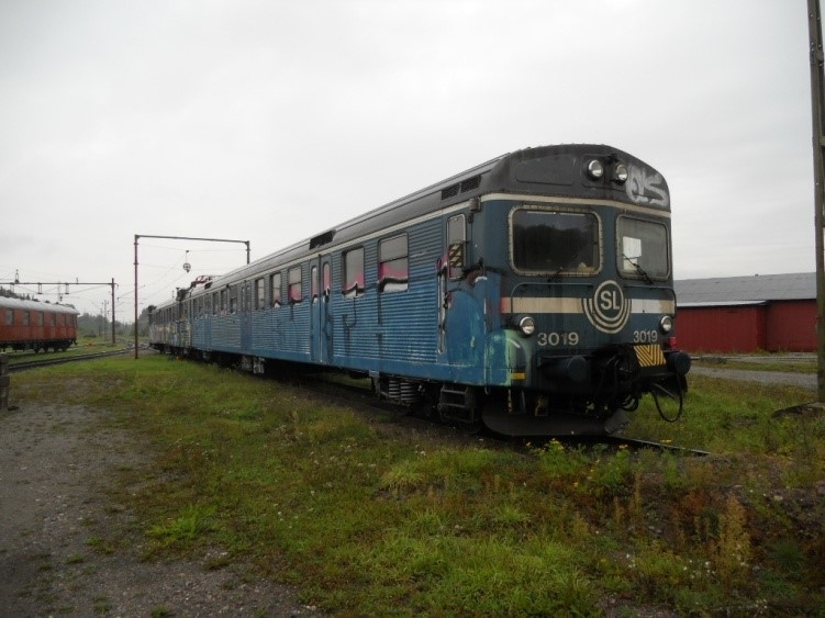 Elektriskt motorvagnståg, pendeltåg, SJ/SL X1 nr 3019 A+B.
Delvis grafittimålad.
Antal sittplatser: 196
Vikt i tjänst: 78 ton
Största tillåtna hastighet: 120 km/h
Motoreffekt: 4 motorer ger 1120 kW