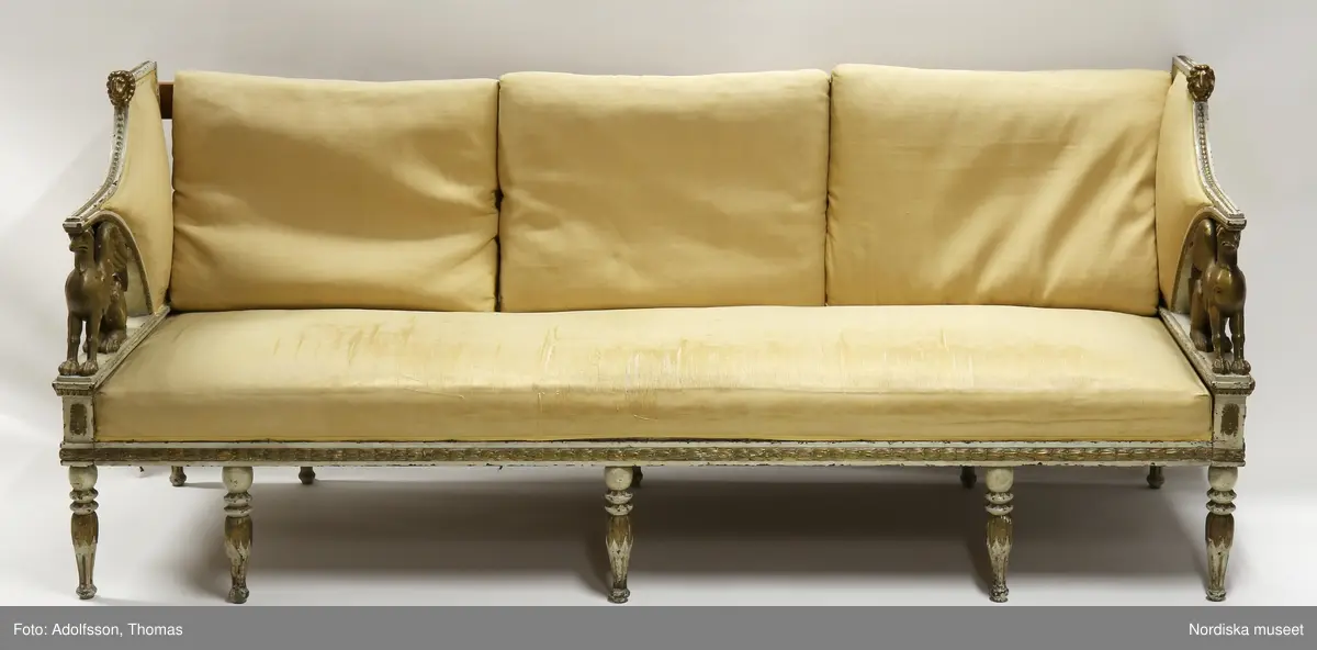 Huvudliggaren:
"Möbel. Bestående af 1 soffa och 6 stolar. 
Ink. af byggmästaren E. A. Boman i Stockholm - 400 kr. Ank. 2/5 1883"
a+) Soffa
b-g) 6 st stolar.