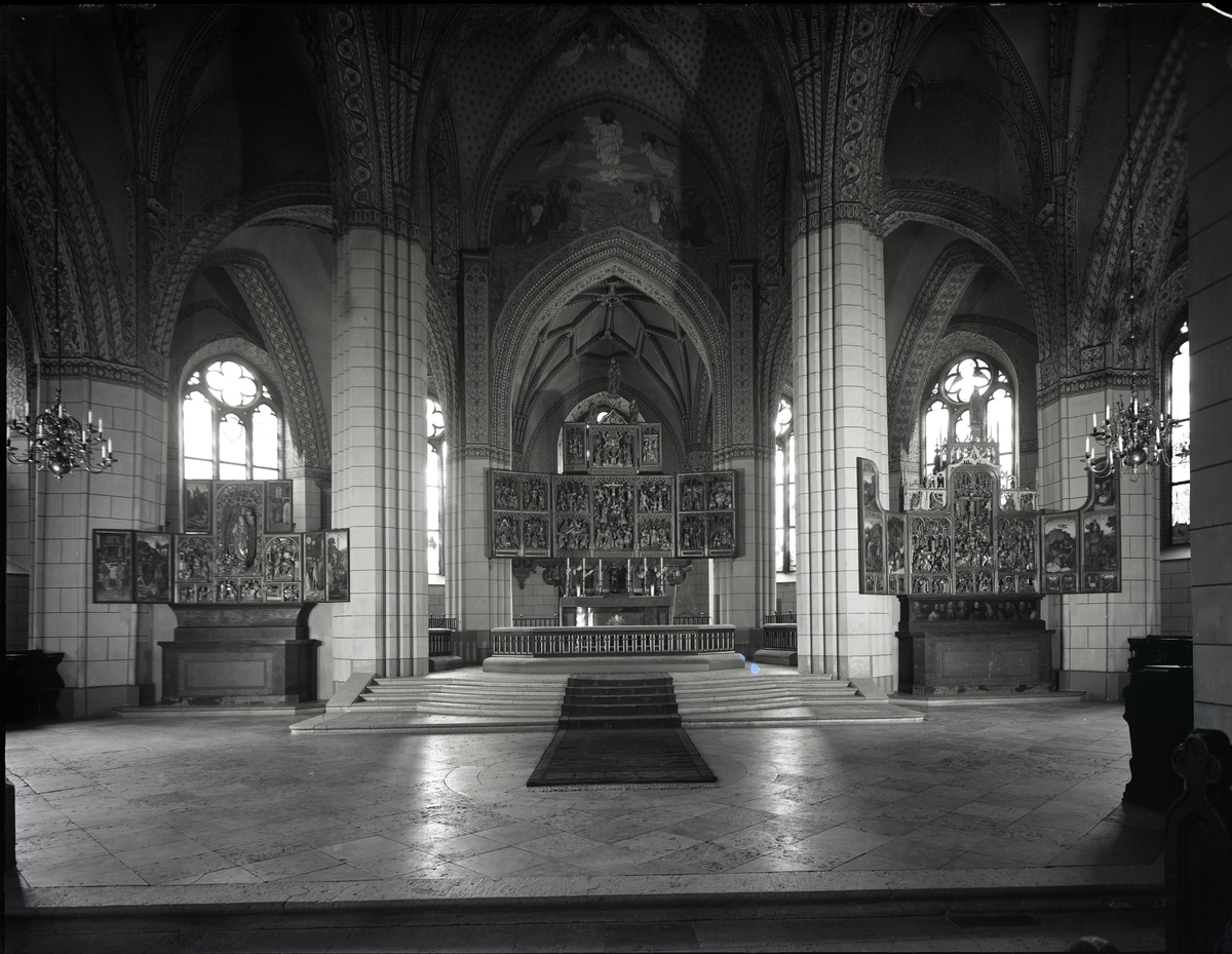 Koret med de tre altarskåpen i Västerås Domkyrka.