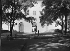 Västerås Slott från Slottsparken med Anders Zorns fontänskulptur Morgonbad.