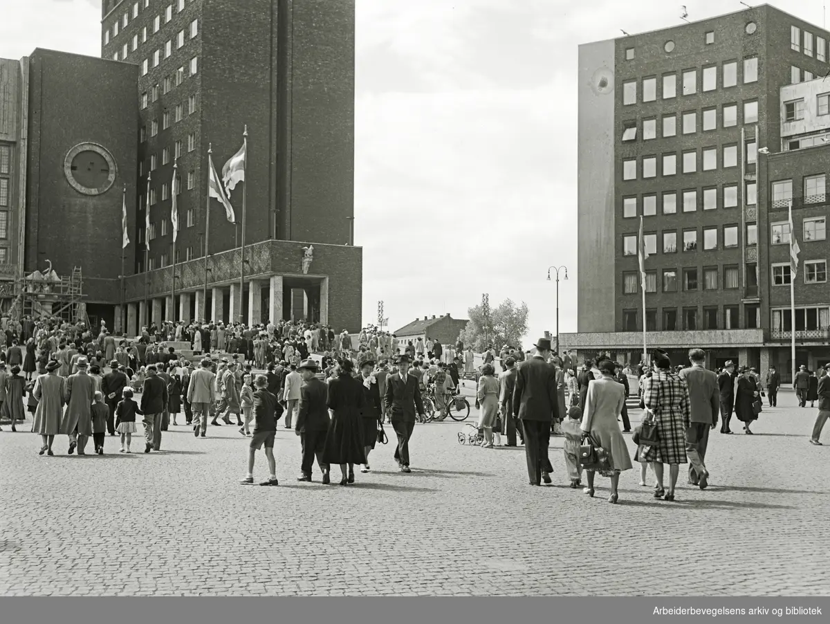 Feiringen av Oslo bys 900-års jubileum, mai 1950. Innvielsen av Oslo Rådhus. Folkemengde i Borggården - Fridtjof Nansens plass. Osloflagget.