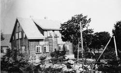 Heimehuset på Heiane i 1924. Huset er nytt og ikkje bordkled
