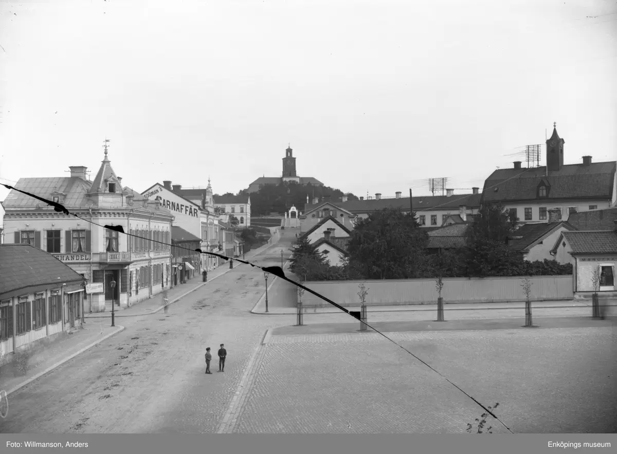 En gunghäst med ryttare.