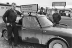 Transportcentralen 1982

Fanjunkare Roine Hellberg, chef TPC, med nymodigheten Garnisonstaxi utanför by 101 på Kasgaren.