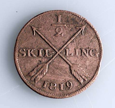 Präglat mynt, av koppar. 1/2 skilling. Åtsida; tre kronor, myntherrens krönta initialer:
C XIV samt omskrift: FOLKETS KÄRLEK MIN BELÖNING. Frånsida: två korslagda pilar samt texten: 1/2 SKILLING 1819. 
Mindre skador.