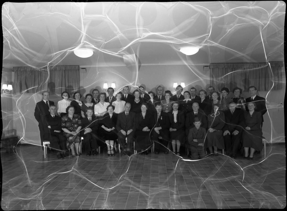 Jubileumsfest for ansatte hos Abel C. Ellingsen på Sortland 1951. Bildet er tatt inne på hotellet. Negativet er skadet og har spindelvevmønster, "eddiksyndrom".