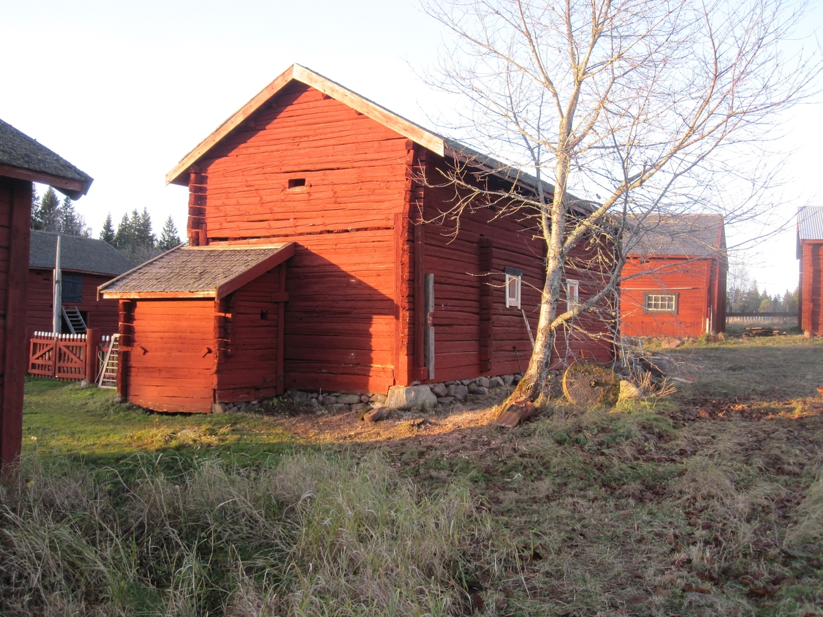 Exteriör, byggnad 25 (stall, fårhus) på Näs 1:8 i Ingatorp, Eksjö kommun. Fotot är taget efter avslutad restaurering.