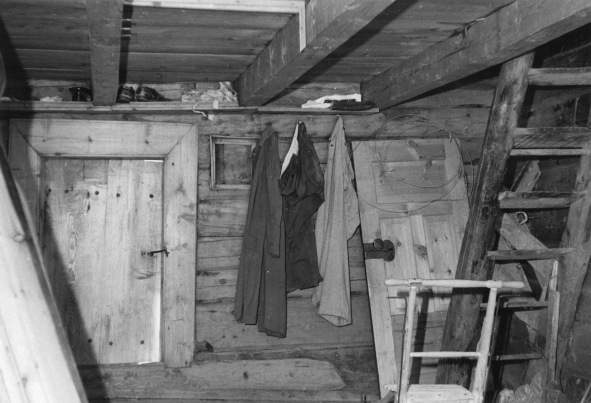 Dokumentasjonsbilder i serie av interiøret i et stovehus i Øvstegara på Løset i Stordal. Denne stova er senere flyttet til tunet ved gamlekirka i Stordal.