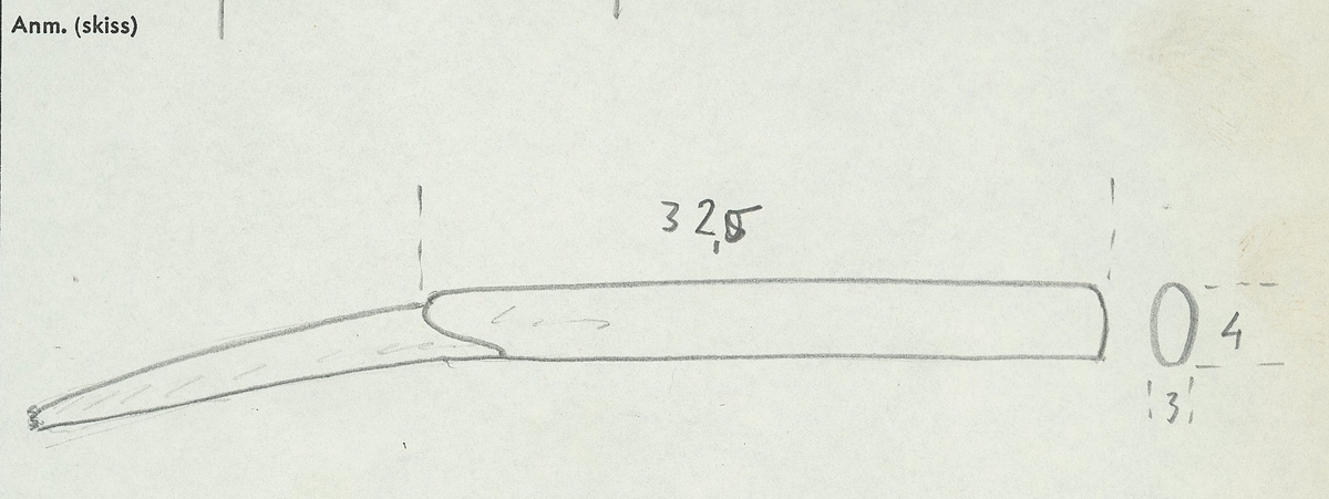Ett skaft till en yxa.
Skaftet är avlångt och rakt och har ett ovalt tvärsnitt. Skaftänden för yxfästet är lätt böjd samt platt och avsmalnande. Den motsatta skaftänden är mjukt rundad.
Skaftet är välbevarat.

Text in English: An axe handle.
Straight wooden shaft, oval in cross-section. The head end is slighty bent, flat and tapering. The opposite end of the handle is rounded.
Well preserved.