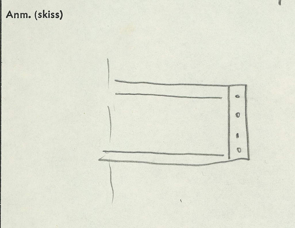 Tvärslå till däckslucka.
Fasad i båda ändarna. Tre genomgående hål i ena änden, ett i det andra.
Fäst vid fem brädor med ca 30 skruvar.