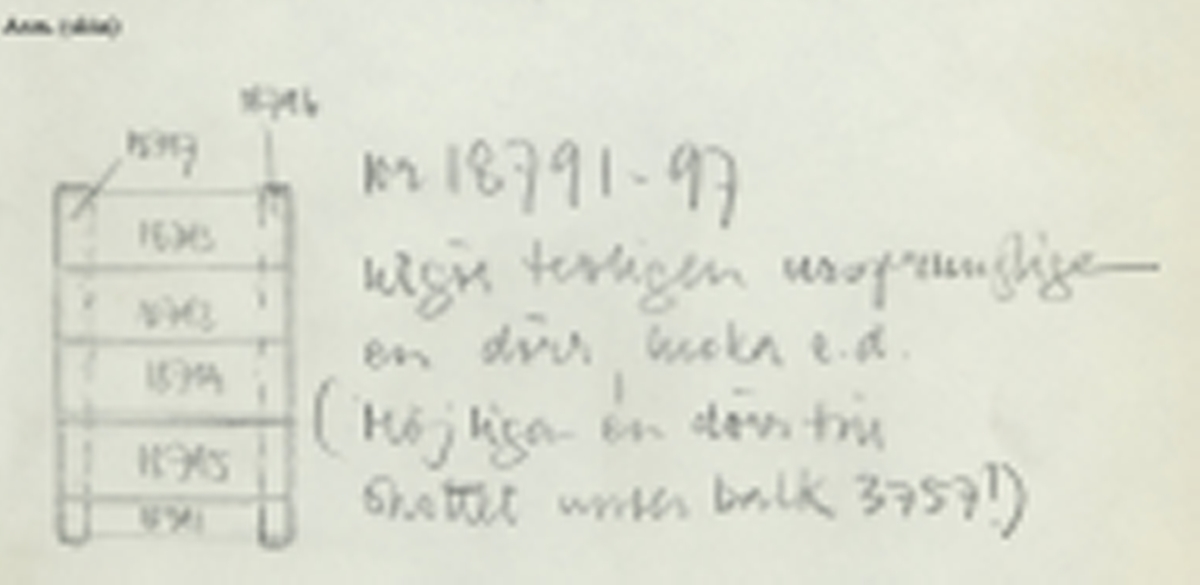 Tvärslå till däckslucka.
Fasad i båda ändarna. Tre genomgående hål i ena änden, ett i det andra.
Fäst vid fem brädor med ca 30 skruvar.