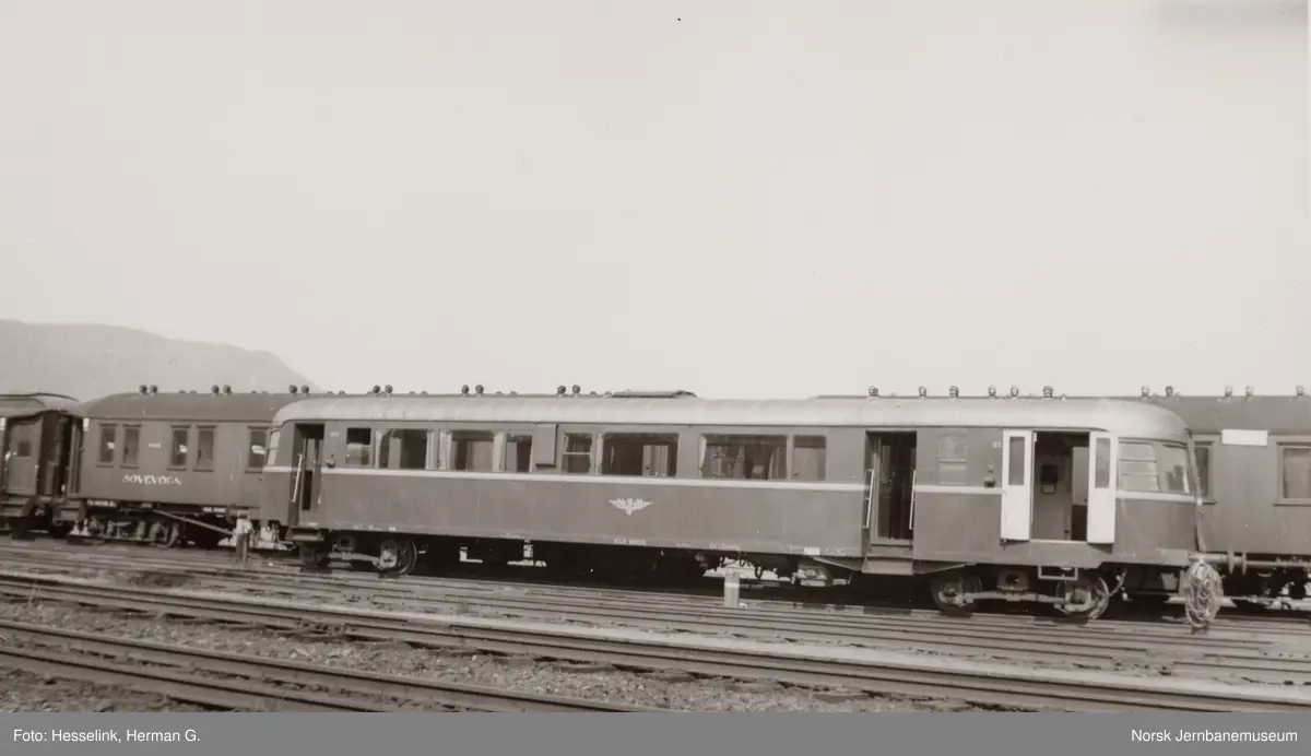 Tilhengervogn for dieselmotorvogntog litra BFox4a nr. 853 på Trondheim stasjon