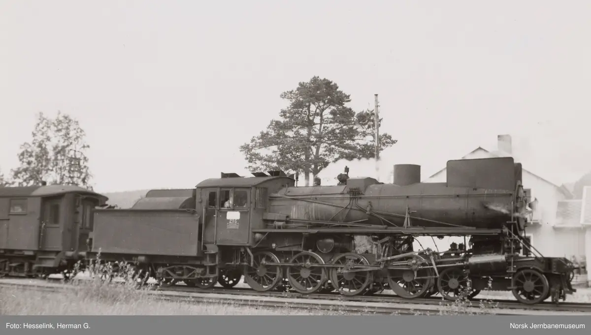 Damplokomotiv type 26a nr. 216 med dagtoget fra Oslo Ø til Trondheim over Røros, tog 301, på Auma stasjon