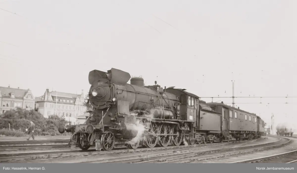 Damplokomotiv type 30b nr. 364 med persontog fra Oslo Ø til Otta, tog 307