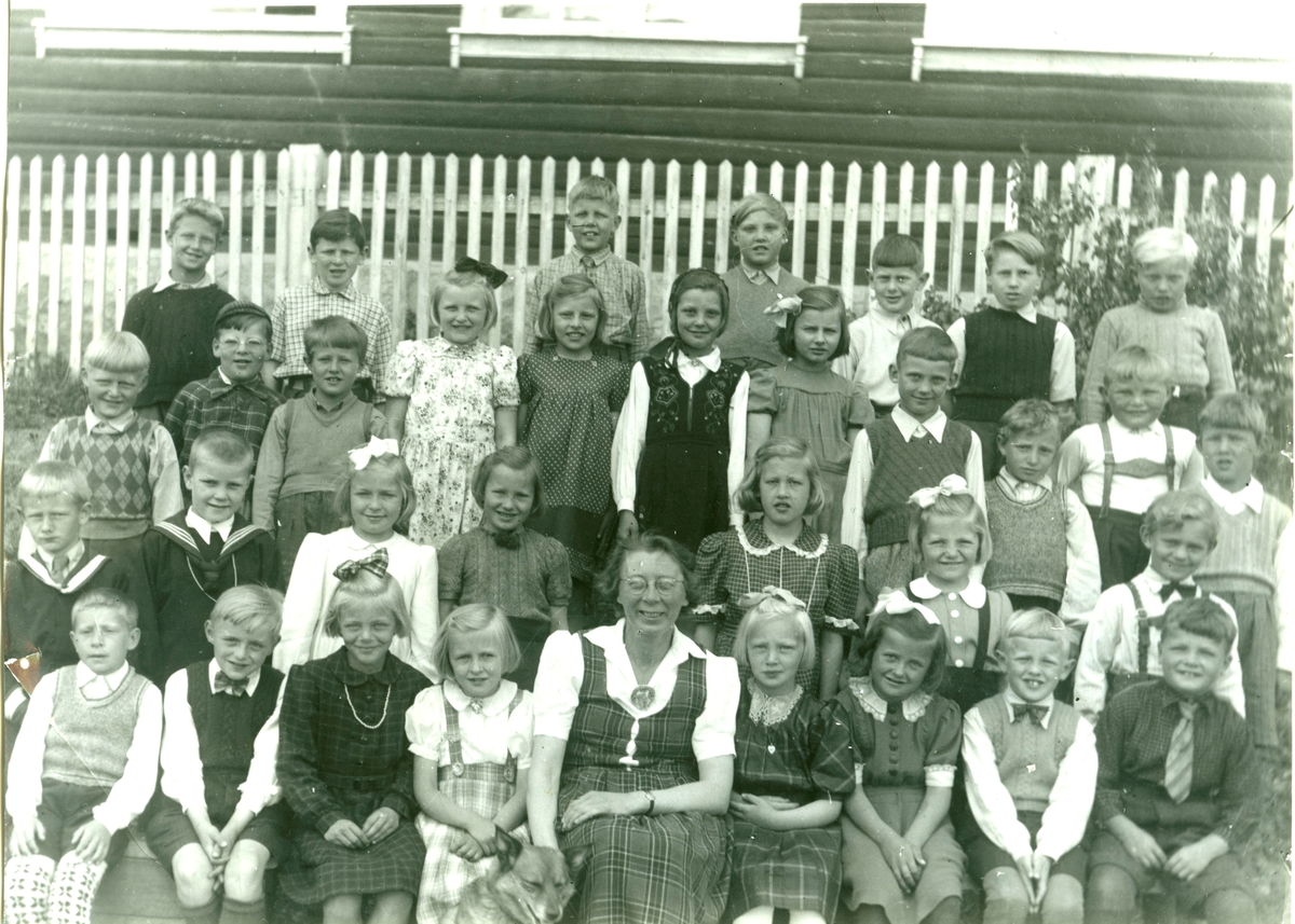 Gol skule 1945.
1 rekkje frå v. Bjarne Sagabråten ,Helge Viko, Ingeborg Marie Viko, Gerd Haugstad, Lærarinde Gudrun Pedersen med hunden'Truls", Ragna Oline Venås, Kirsten Olaug Rudningen, Ole Anders Kinneberg og Ingolf Juven.
2 rekkje frå v. Asbjørn Spildrejorde, Arne Bredesen, Grete Synøve Hesla, Reidun Gjengedal, Sigrid Steinbråten, Gerd Botten og Mekkel Rustberggard.
3 rekkje frå v. Aslak Brenno, Ole Møllerplass, Ola Slettemoen, Margit Kinneberg, Olga Møllerplass, Erna Evje, Gunhild Gislerud, Ivar Rudningen, Ola Sagabråten, Ola Kinneberg og Vilhelm Eidsgård.
4 rekkje frå v. Alf Haugen, Ragnar Dahlen, Ole Juven, Odd Larsen, Sven Halstensgård. Arvid Lybekk og Gunnar Partapauli.