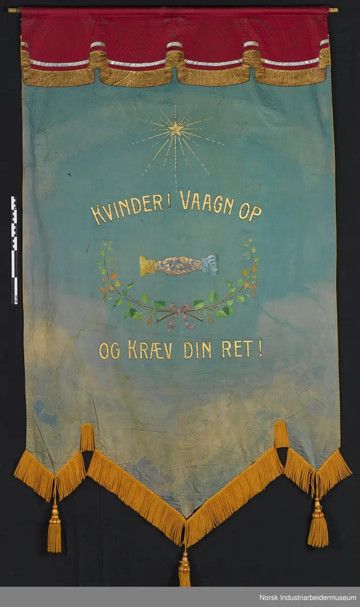 Side 1: Omkranset av furukrans, bilde av Gaustatoppen? og Vestfjorddalen (fra Miland?)
Nederst: Håndtrykk, blå bakgrunn
Side 2. Stjerne i gull oppe, bjørkekrans bundet med norsk flaggbånd, håndtrykk. Øverst malt kappe (illusjon) rød og gull, med folder og frynser