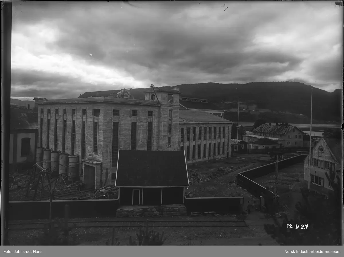 Vannstoff og Omformeranlegg sett fra Grønnbyen. Notodden gamle jernbanestasjon til høyre. Boliger på Vestsida sees i bakgrunnen.