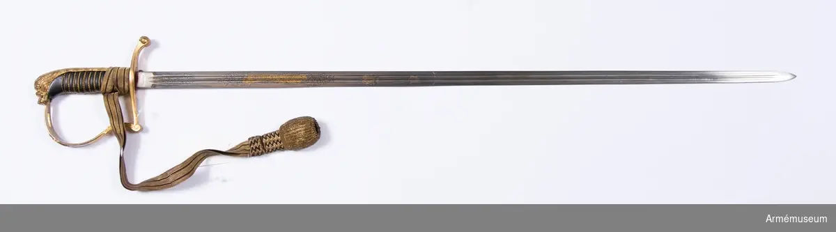 Sabel m/1899 för officerare och fanjunkare vid infanteriet och fortifikationen.
Sabeln är fullkomligt lik AM 39947. Upptill på klingans yttersida står "GALON. IMP." inom en oval  ram och på samma ställe på innersidan en kronstämpel med  bokstäverna J.V. och G. L.